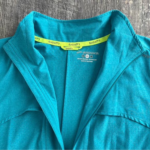 Brooks • Womens Size Medium • Light Weight Running Jacket • Run Happy - Picture 4 of 5